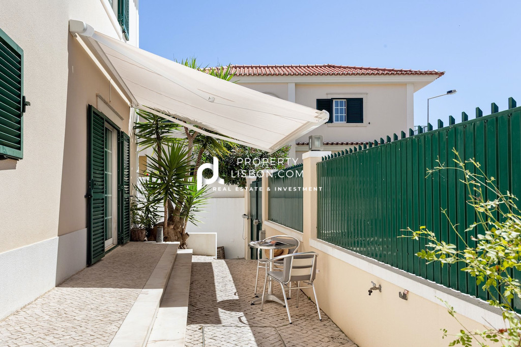 Main Photo of a 4 bedroom  Villa for sale